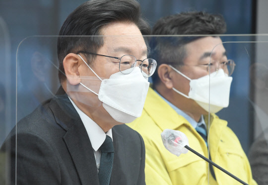 이재명 민주당 대선후보가 지난 17일 서울 여의도 중앙당사에서 열린 코로나19 위기대응 특별위원회 1차 회의에서 발언하고 있다. 공동취재=연합뉴스